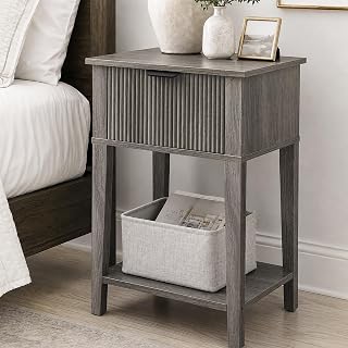 Mesa de cabeceira pequena de madeira canelada, 30 cm de profundidade x 39 cm estreita com gaveta e prateleira aberta, mesa de canto moderna com detalhes de transição para quarto e sofá